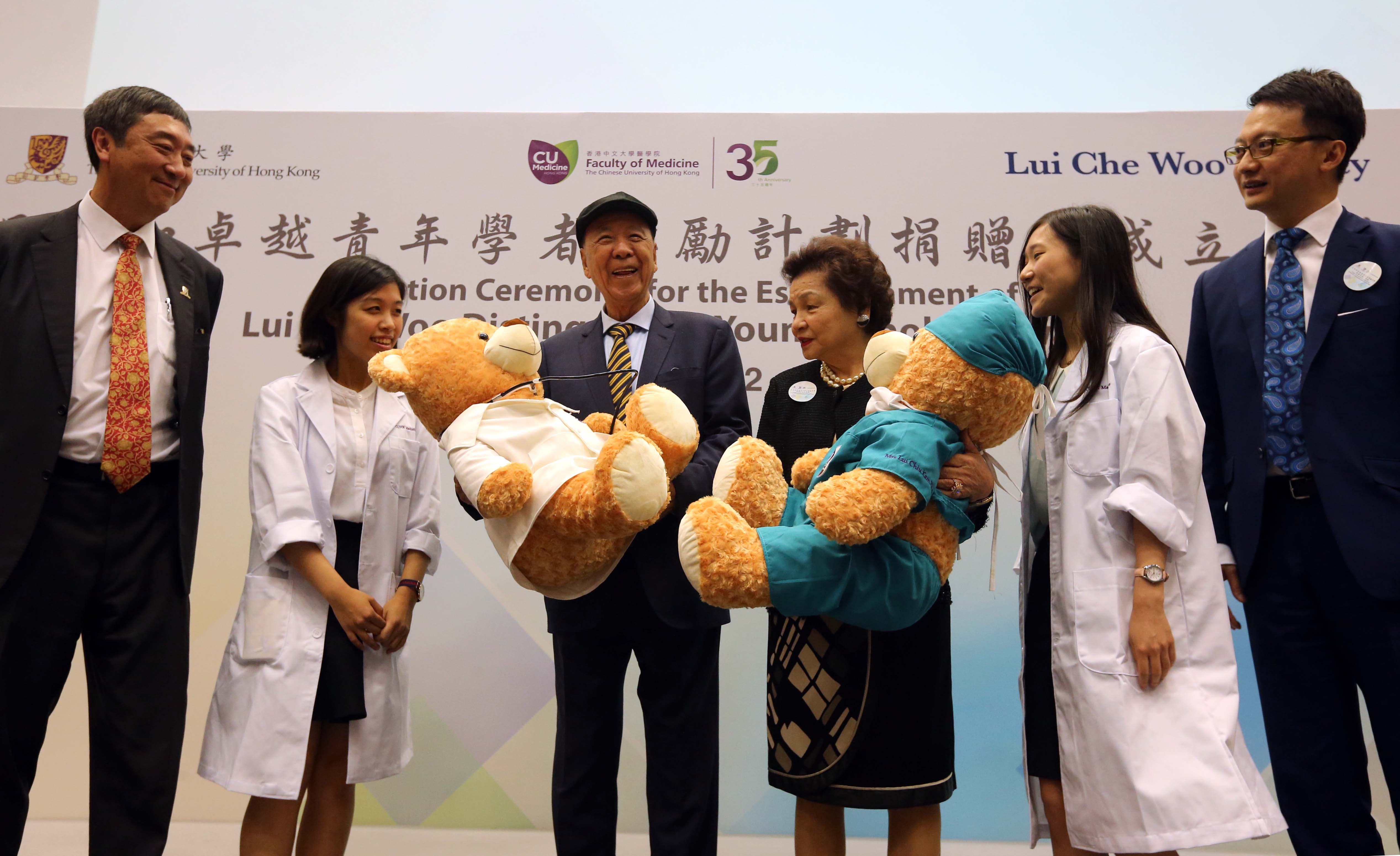 Student representatives present mascots of CUHK Faculty of Medicine